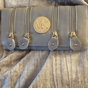 MICHAEL KORS!! NWOT- Grey Pebbled leather with zippers design. Organizational.